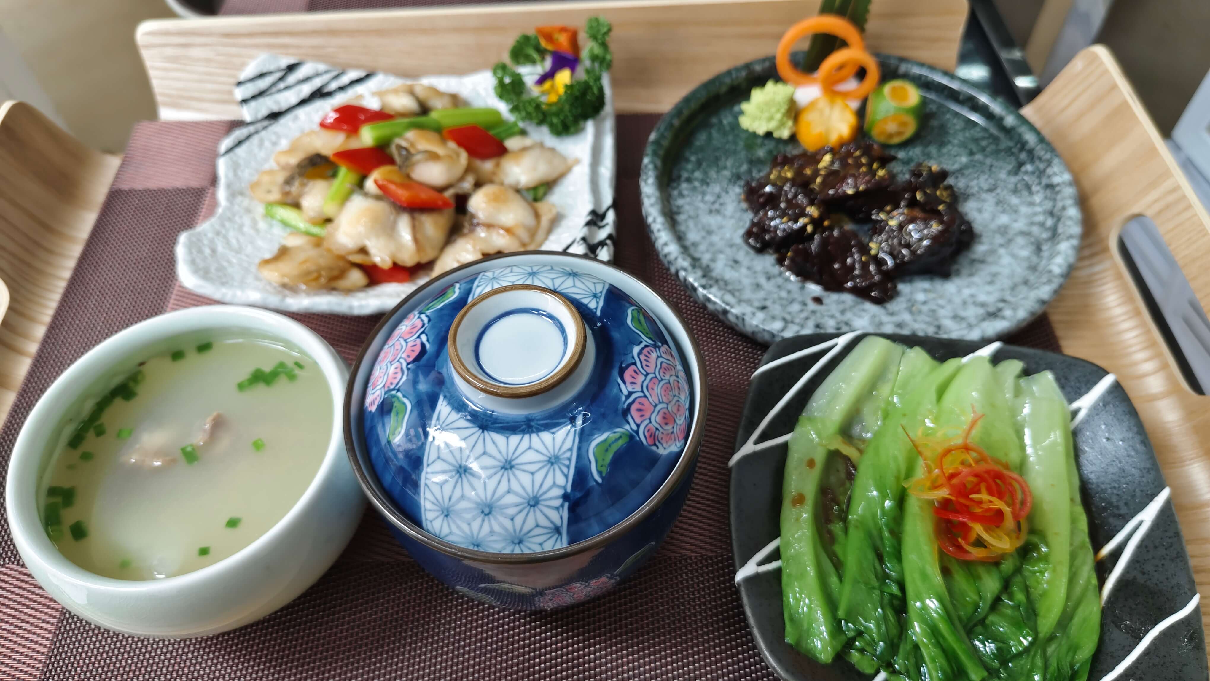 迎月湾日式风格精致月子餐，包含清汤、主餐、照烧肉和生菜